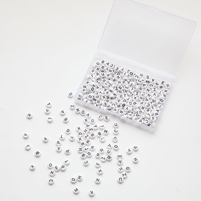 300Pcs 4x7mm Round Letter Beads Acrylic with Box Package Alphabet Beads for Jewelry Making Bracelets Necklaces Key Chains DIY (Black and White Letter Beads)